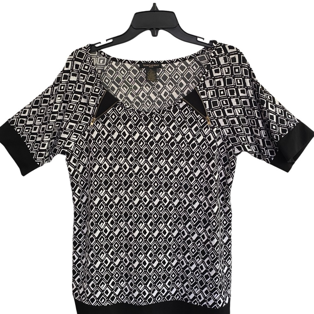SUSAN LAWRENCE Petite Black & White Geometric Design Short Sleeve Banded Top - Picture 2 of 11